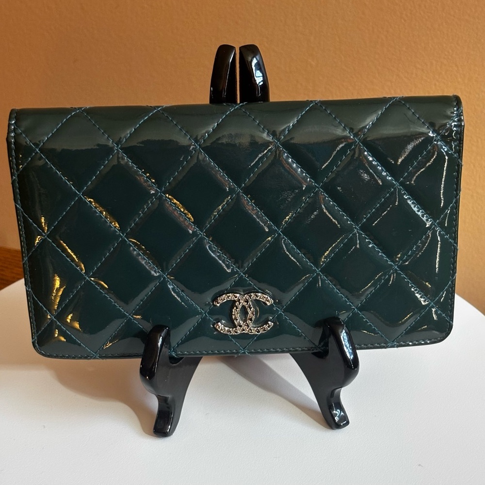 CHANEL QUILTED PATENT LEATHER WALLET with BOX INCLUDED and COA. EUC